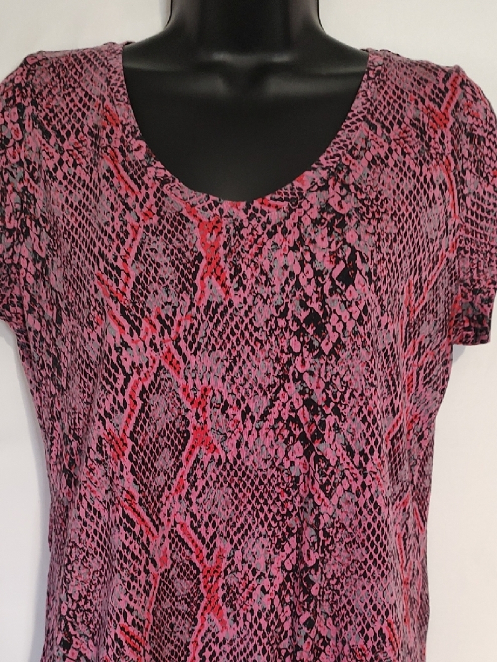 Women’s Pink Snake-Print Short Sleeve Top - Picture 2 of 8